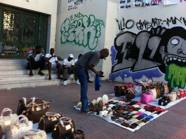 Σενεγαλέζος ο εγκέφαλος του παρεμπορίου στην Αττική – Από την ΑΣΟΕΕ μέχρι τα πανηγύρια η δράση του